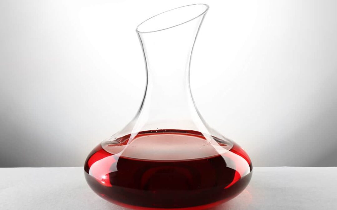 Decantar y oxigenar el vino, ¿cuál es la diferencia?